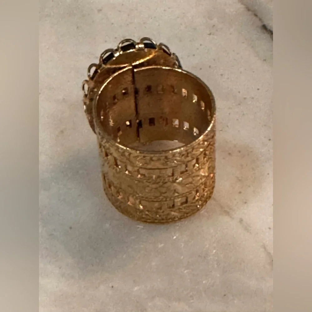 Vintage 1975 AVON signed Gold bee pendant & black stone ring size 4